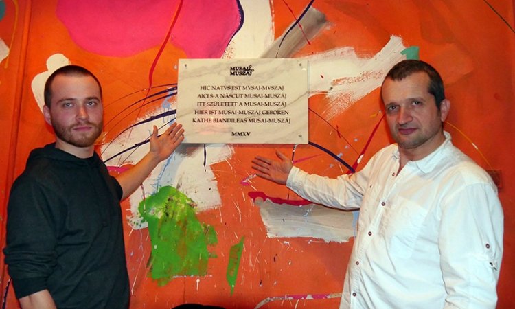 Tortával, táblaavatással lett hároméves a köztéri többnyelvűségért küzdő Musai-Muszáj (VIDEÓ)