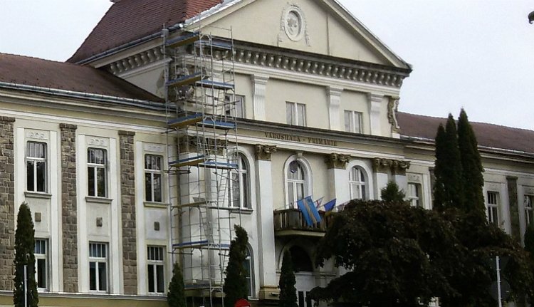 Levették a székely zászlót a csíkszeredai városházáról