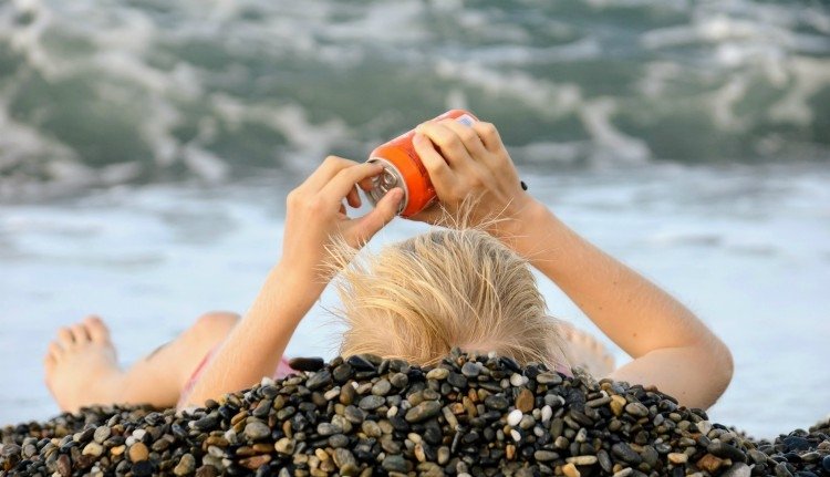 Különadóval szorítanák vissza a cukros üdítőitalok fogyasztását – Romániában is