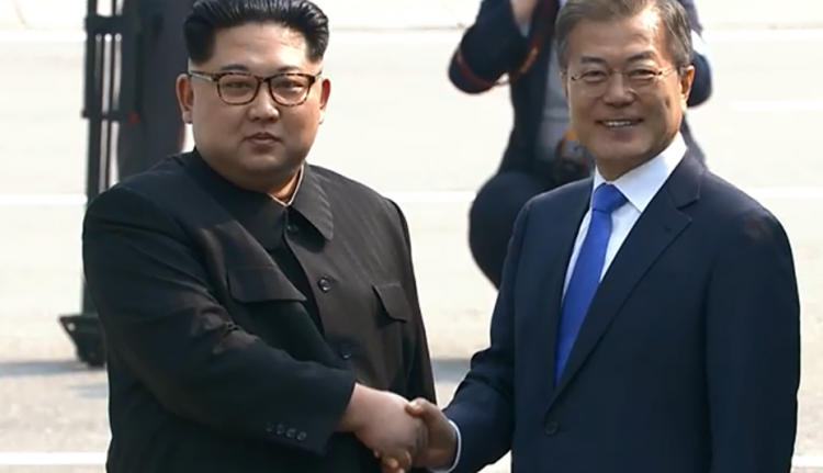 Történelmi esemény: Kim Dzsong Un átsétált Dél-Koreába