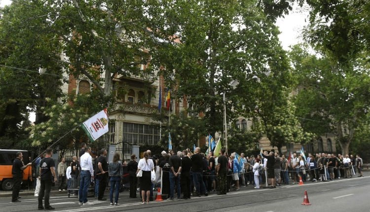 A budapesti román nagykövetség előtt tüntetve szóltak be Bukarestnek Bekéék elítélése miatt