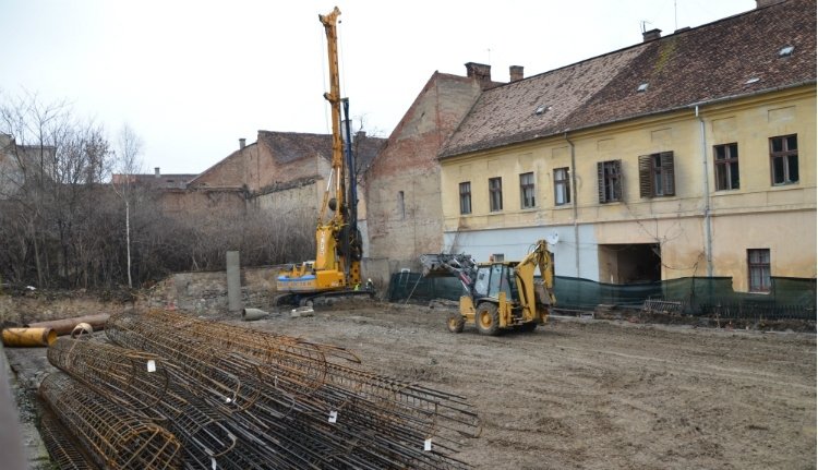 Dolgoznak a régészek a Petőfi utcában, de még nem tudják, hogy mit találtak