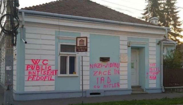 Rendőrkézre került az Elie Wiesel-emlékház falán gyalázkodó férfi