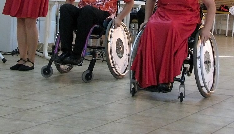 Bérpótlékot kapnak a fogyatékkal élők