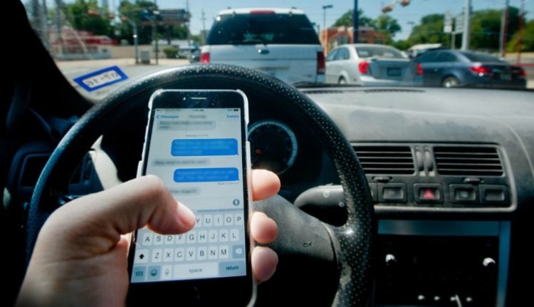 Felhúzza magát vagy a telefonját bújja vezetés közben a romániai sofőrök fele