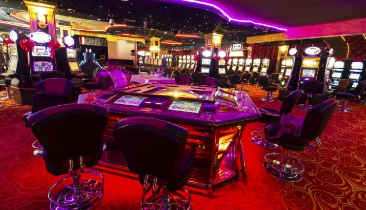 Persze oda is adhatta volna kollégáinak a fizetésüket, de inkább elkaszinózta a pénzt