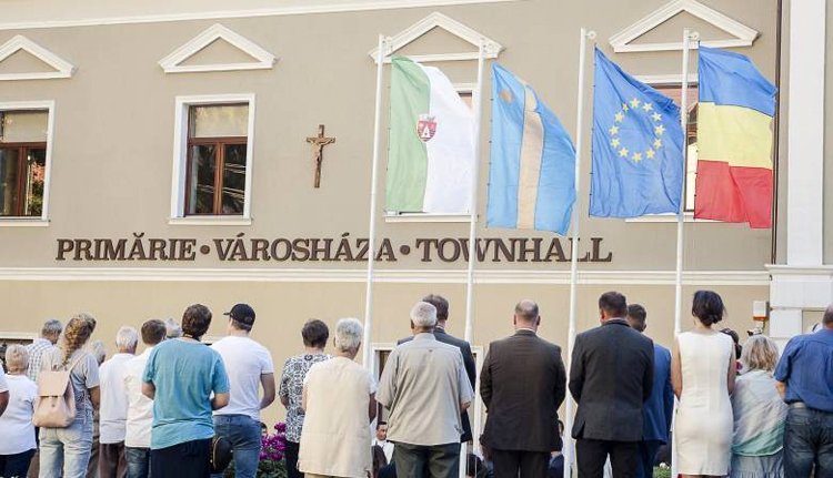 Tusnádfürdő székely és városzászlója lógott Dan Tanasă szemébe