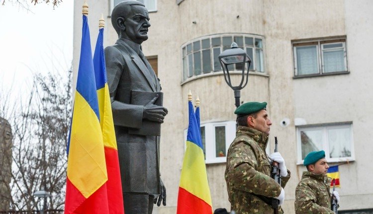 Az övék itt a tér: gomba módra szaporodnak a centenáriumi szobrok Kolozsváron