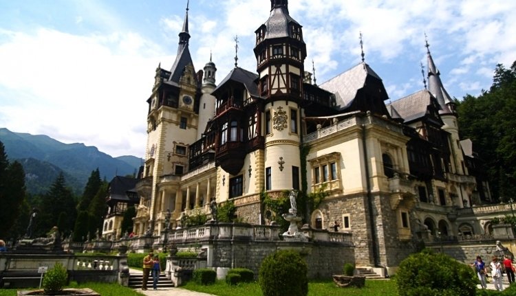 Többmillió aranypénzből építették, az állam most két lejt fizet négyzetméteréért. Mi az?