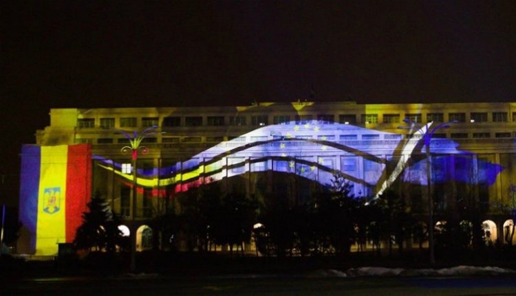 A szökevény Ghiță volt cégének tejel a kormánypalotára vetített dák farkas