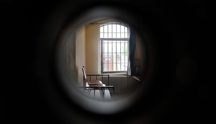 Ilyen nincs: luxusbörtönökből sötét, túlzsúfolt odúkba vágynak a román elítéltek