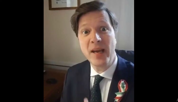 Miért visel egy Habsburg kokárdát március 15-én?