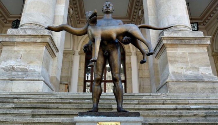 Nem csak röhejes a bukaresti Traianus-szobor, de még át is verték az önkormányzatot