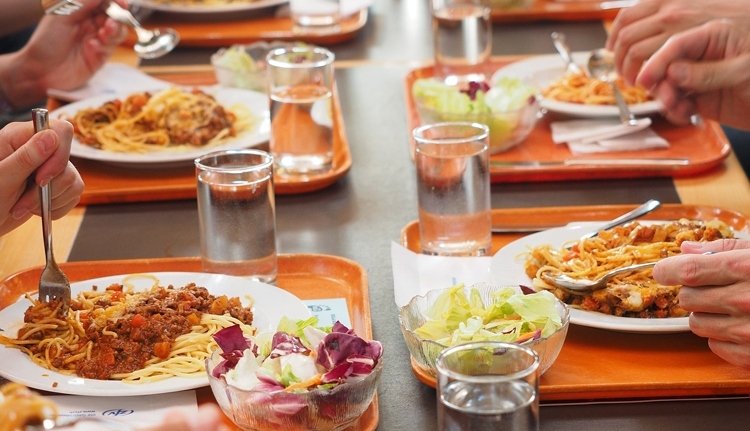 Így kell munkaidőben kifőzdét működtetni a polgármesteri hivatalban!