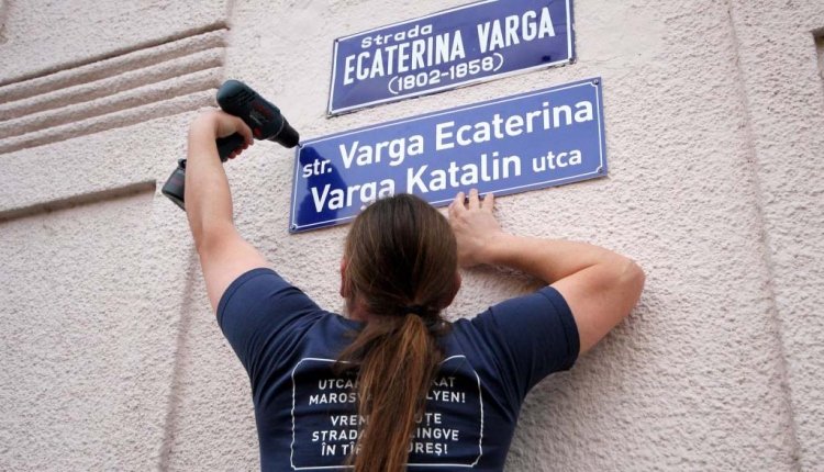 Újra elszaporodtak a kétnyelvű táblák Marosvásárhelyen