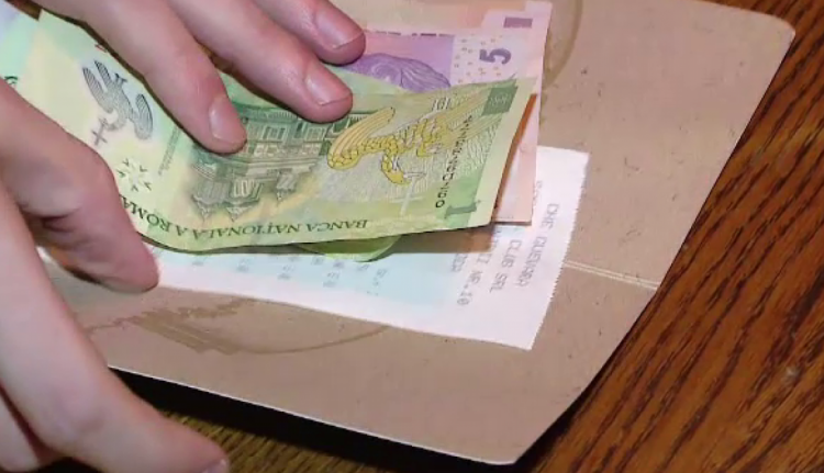 Hiába az ígéret: még mindig hatályos a borravalóadó