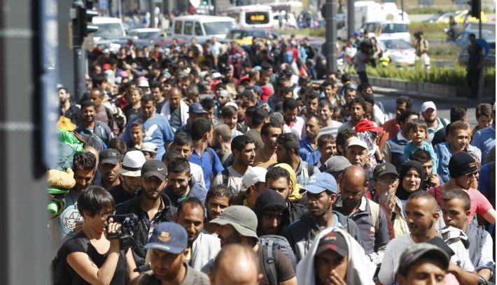 Gyalog indultak el a Keletiből a migránsok