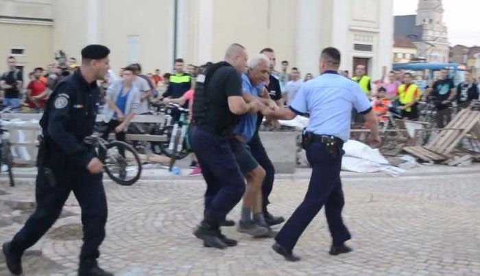Belehajtott a Critical Mass-felvonulásba egy autós Váradon