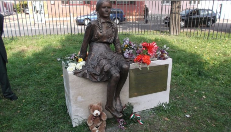 Szobrot kapott a váradi Anne Frank