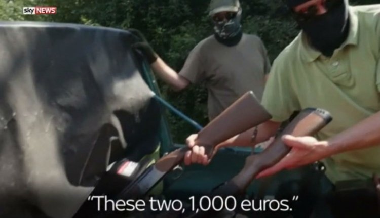 Hazamehetnek a fegyverkereskedőt alakító „színészek”