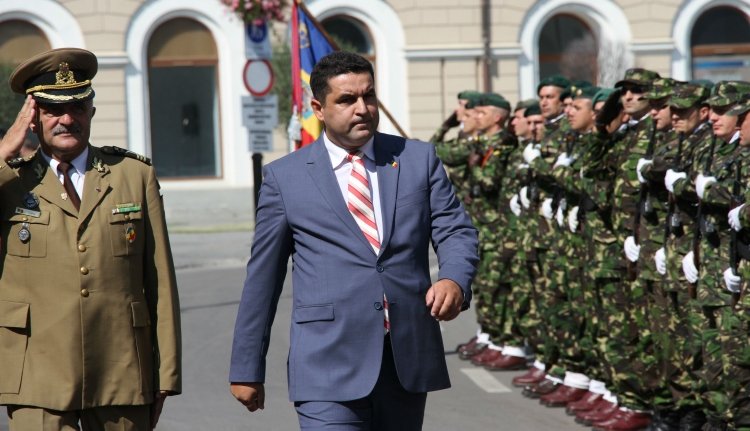 Tartalékos katonák őrzik a román zászlót