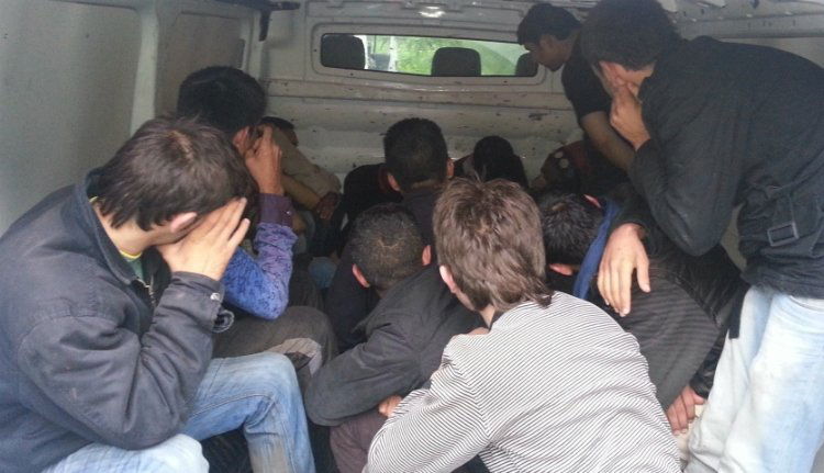 Afgánokat szállító román embercsempész bukott le