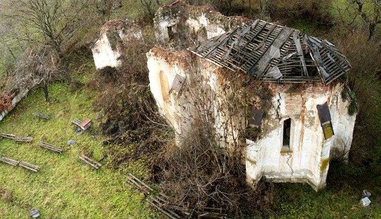 Román és magyar hatóságok együtt mentik a Giotto-másolatot őrző templomot