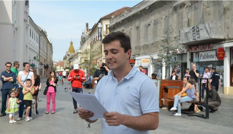 Román férfi áll egy Trump-párti álhíroldal mögött