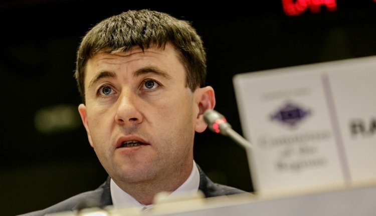 Borboly a Facebookon szavaztatja meg, melyik megyei utat újítsák fel