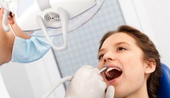 Ingyenes fogászati vizsgálatok a szájhigiénia világnapján Kolozsváron