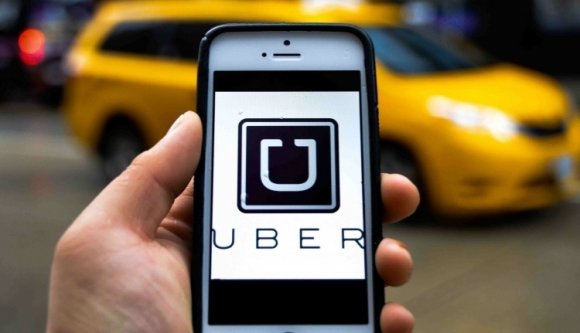 Míg a rendőrség vadássza az Uber sofőrjeit, a szállításügyi miniszter tagad és ködösít