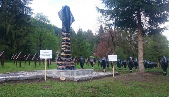 Akcióba lépett a rendőrség az úzvölgyi román keresztekre húzott szemeteszsákok miatt