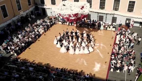 Látványos bállal sasszéztak át a felnőttkorba az unitárius kollégium diákjai (VIDEÓ)