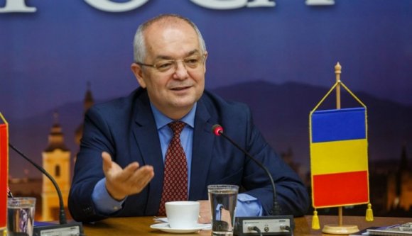 Szokatlan ok miatt perelték be Emil Bocot az újságírók