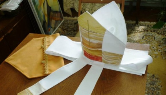 Mutatjuk, milyen lett Ferenc pápa csíksomlyói miseruhája