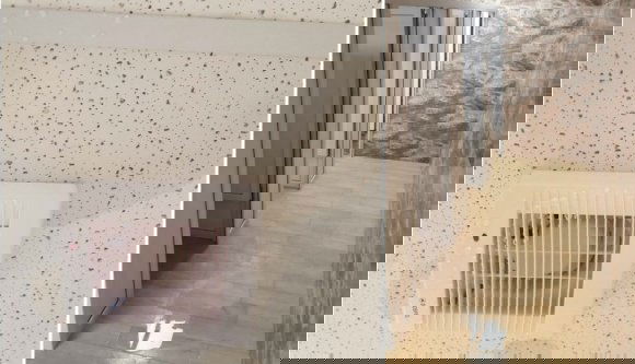 Máris rohad a három szobás lakás árából épített közvécé Kalotaszeg fővárosában