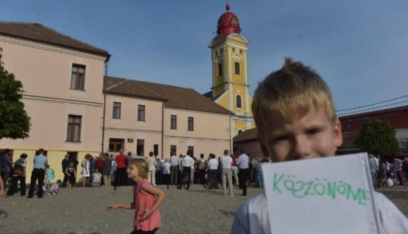 Késve ugyan, de elkezdődik a magyar oktatás megmentése a szórványban