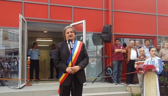 Másodjára ad át egy befejezetlen élményfürdőt Lugos polgármestere