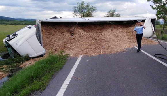 Úgy ütközött két személyautóval, hogy maga a kamion is felborult