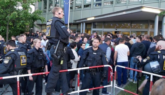 A német rohamrendőrség csillapította a Münchenben lázongó román szavazókat