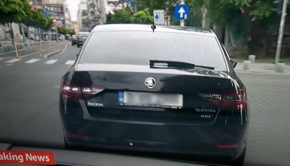 Az egész hazai sajtó egy lesötétített autót követ Bukarest utcáin