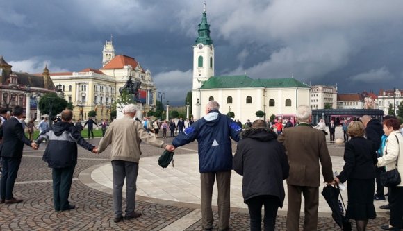 A Szent László térre „láncolták” a városalapító király szobrát Váradon