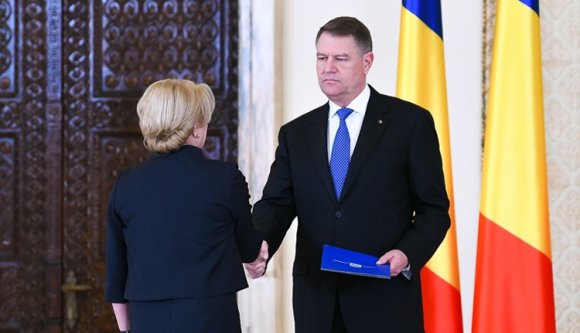 Befoltozná a kormányt Dăncilă, de az államfő két másik miniszter fejét követeli
