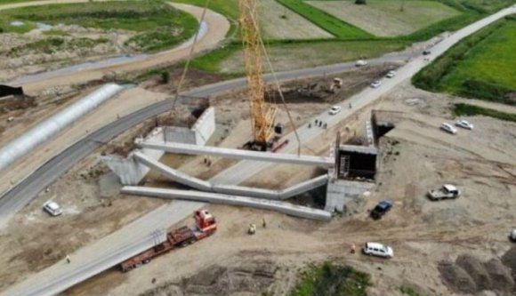 Mint magos Déva vára: építés közben omlott össze az egyik erdélyi autópálya felüljárója (VIDEÓval)