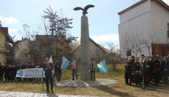 Zavarja a névadó bizottságot a szabadság. Főleg, ha székely