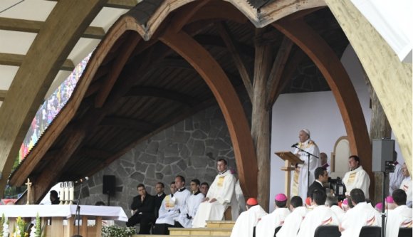 Egész Románia láthatta, amint felcsendül a magyar és a székely himnusz Csíksomlyón, a pápa jelenlétében (FOTÓK)