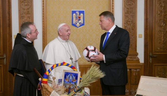 Román fociguru: Mé' adott Iohannis a pápának labdát? Adott volna neki szavazópecsétet!
