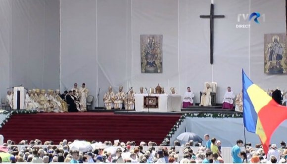 Vértanúkat avatott boldoggá és romákkal találkozott vasárnap Ferenc pápa (VIDEÓval)