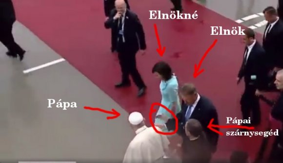 Hát azt látta, amikor egy pápai szárnysegéd rácsap a román államelnök kezére? (VIDEÓval)
