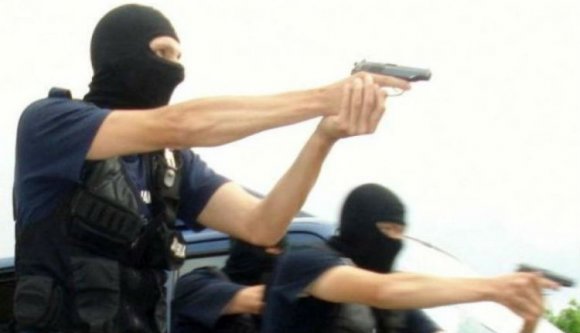 Alaposan kistafírozzák pisztolyokkal a csendőrséget